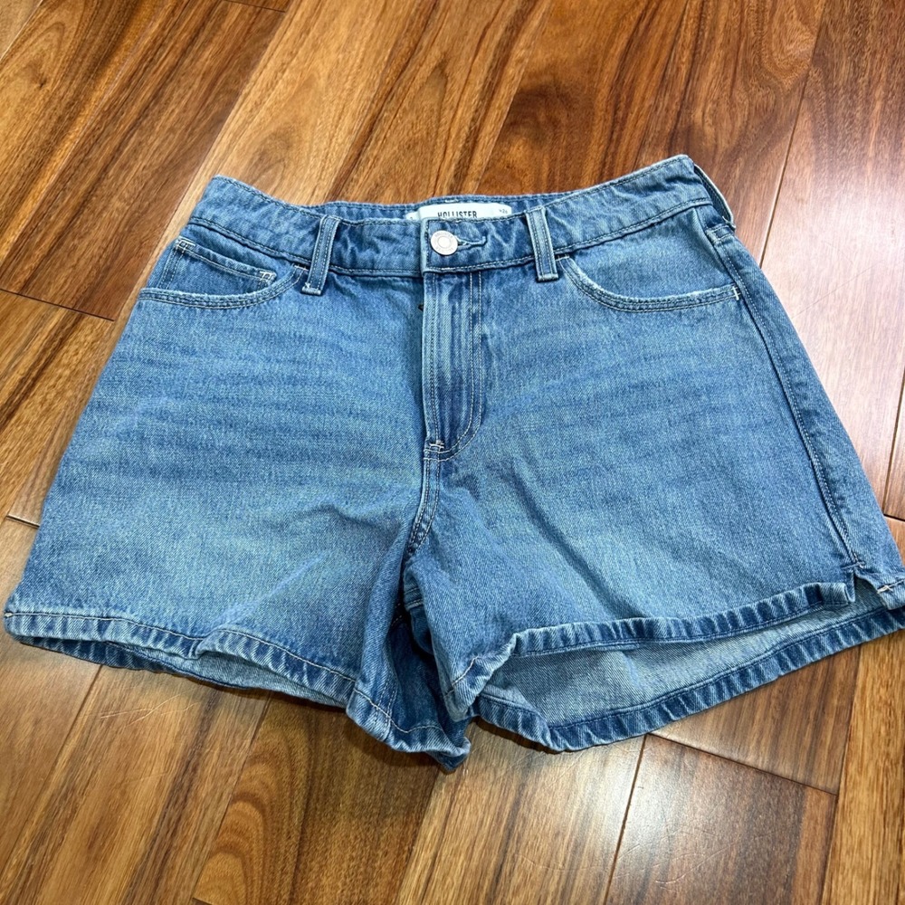 Hollister High-Rise 5" Relaxed Short Medium Wash Blue Denim Size 2 W26